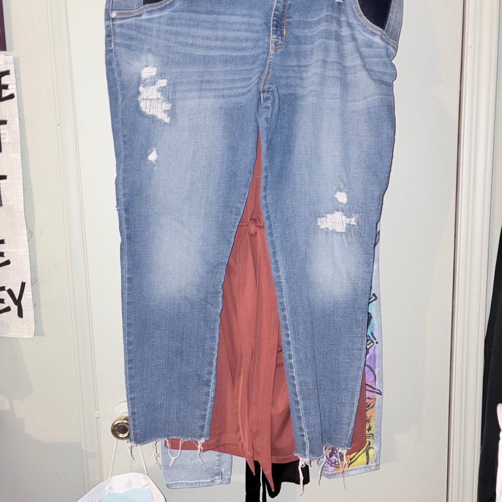 Maternity Distressed Light Wash Denim Cropped Jeans with Frayed Hem